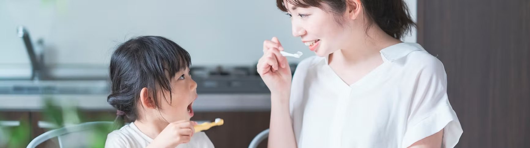 歯磨きをする親子
